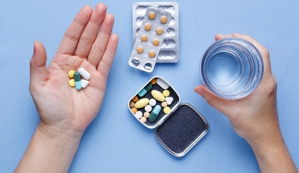 tomando pílulas para unha fungo do pé